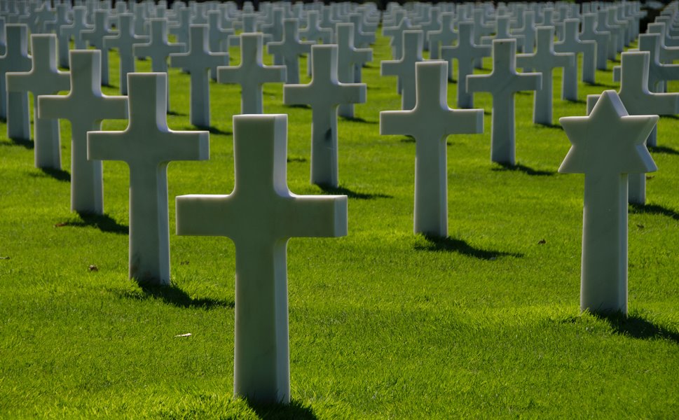 Präsident Marcos besuchte das Grab seines Vaters auf dem Heldenfriedhof